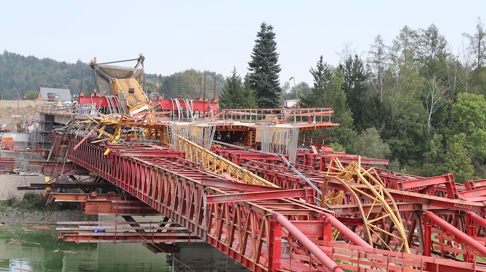 Ein Kran liegt umgestürzt auf einer Baustelle an der Bleilochtalsperre. / Foto: Bodo Schackow/dpa