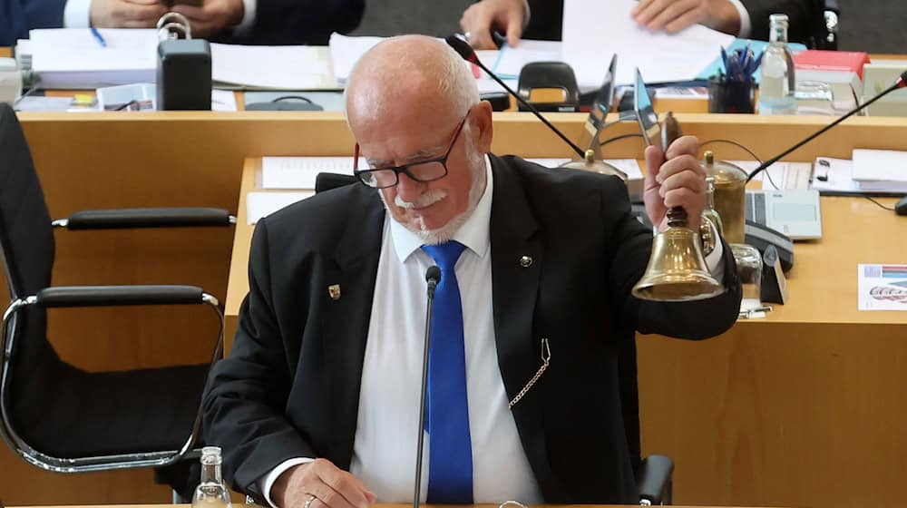 Der AfD-Abgeordnete Jürgen Treutler leitet als Alterspräsident die erste Sitzung des neuen Thüringer Landtags.  / Foto: Bodo Schackow/dpa