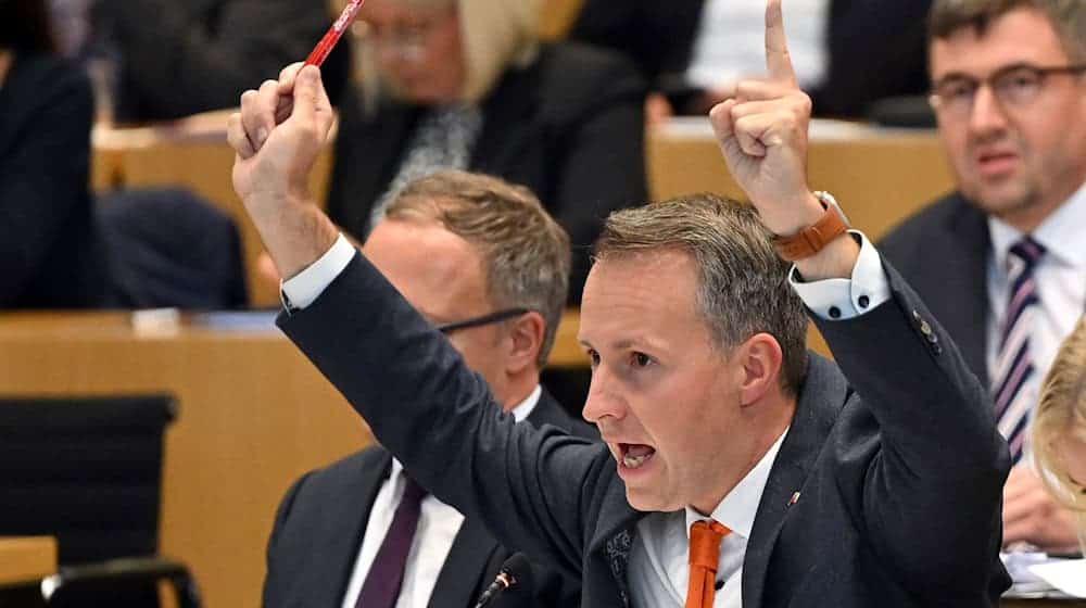 Bei der ersten Sitzung des Thüringer Landtags kam es zum Eklat: Der parlamentarische Geschäftsführer der CDU-Fraktion, Andreas Bühl, sieht die Rechte der Abgeordneten beschnitten und kündigte den Gang zum Verfassungsgerichtshof an.   / Foto: Martin Schutt/dpa