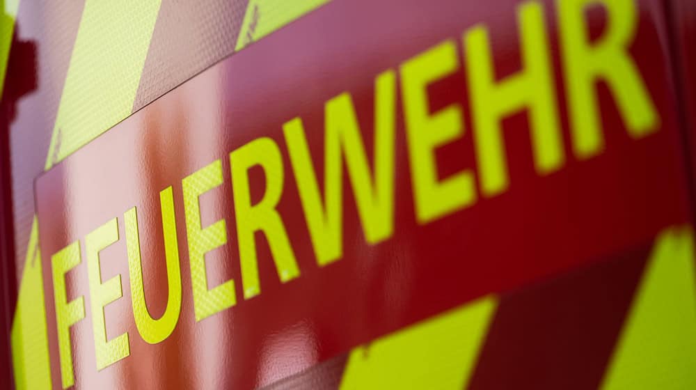 Feuerwehrleute entdecken beim Brand eines Wohnhauses im Ilm-Kreis eine Leiche. (Symbolbild) / Foto: Marijan Murat/dpa