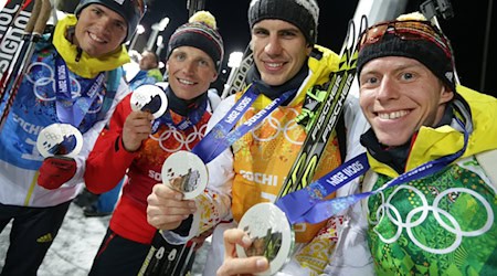 Erik Lesser (2.v.l.) und seine Staffelkollegen mit der Silbermedaille in Sotschi. / Foto: Kay Nietfeld/dpa