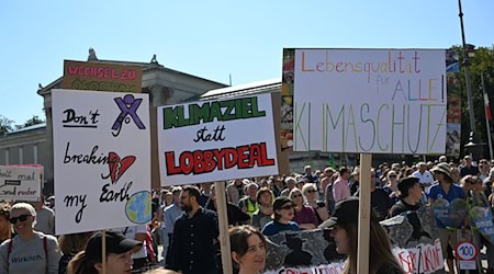 In Jena demonstrierten rund 400 Menschen für den Klimaschutz. / Foto: Felix Hörhager/dpa