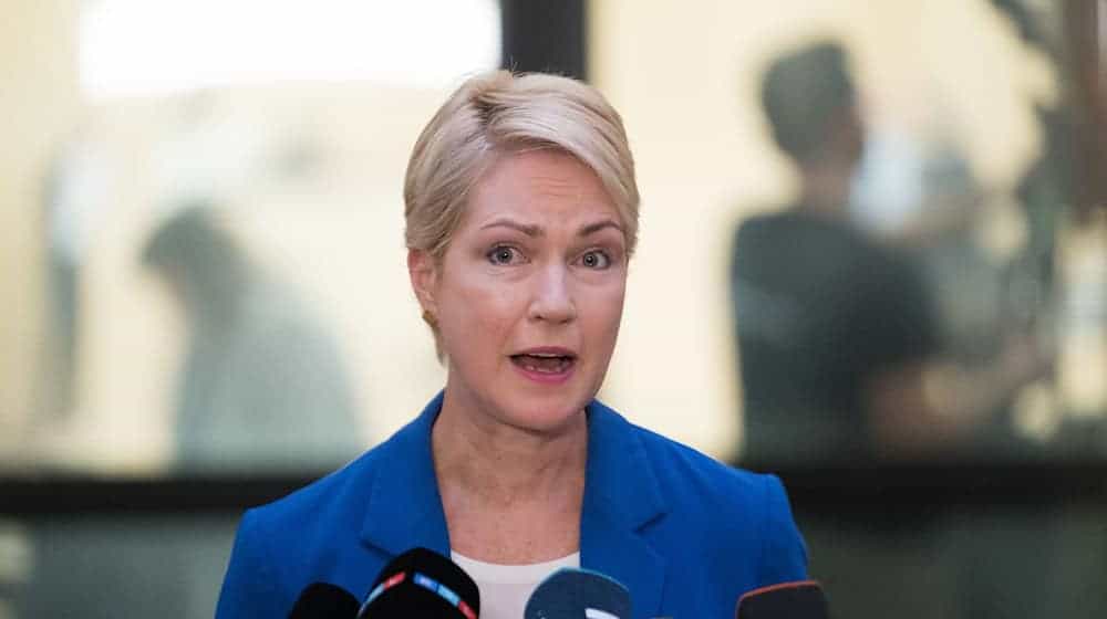 Mecklenburg-Vorpommerns Ministerpräsidentin, Manuela Schwesig (SPD), sieht sich in ihrer Einschätzung der AfD durch die Vorfälle im Landtag von Thüringen bestätigt. / Foto: Sebastian Christoph Gollnow/dpa