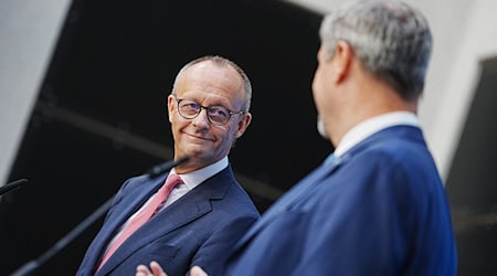 Aus der Sicht von CSU-Chef Markus Söder ist der Ausgang der Landtagswahl in Brandenburg kein persönlicher Dämpfer für Unionskanzlerkandidat Friedrich Merz - trotz des schlechten Abschneidens der CDU. (Archivbild) / Foto: Kay Nietfeld/dpa