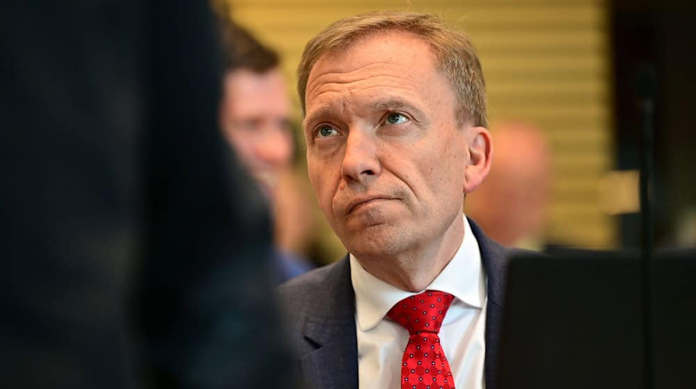 Der SPD-Politiker Matthias Hey will trotz Erkrankung sein Mandat annehmen.  / Foto: Martin Schutt/dpa