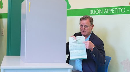 Ministerpräsident und Linken-Spitzenkandidat Bodo Ramelow mit dem Wahlzettel. / Foto: Michael Kappeler/dpa