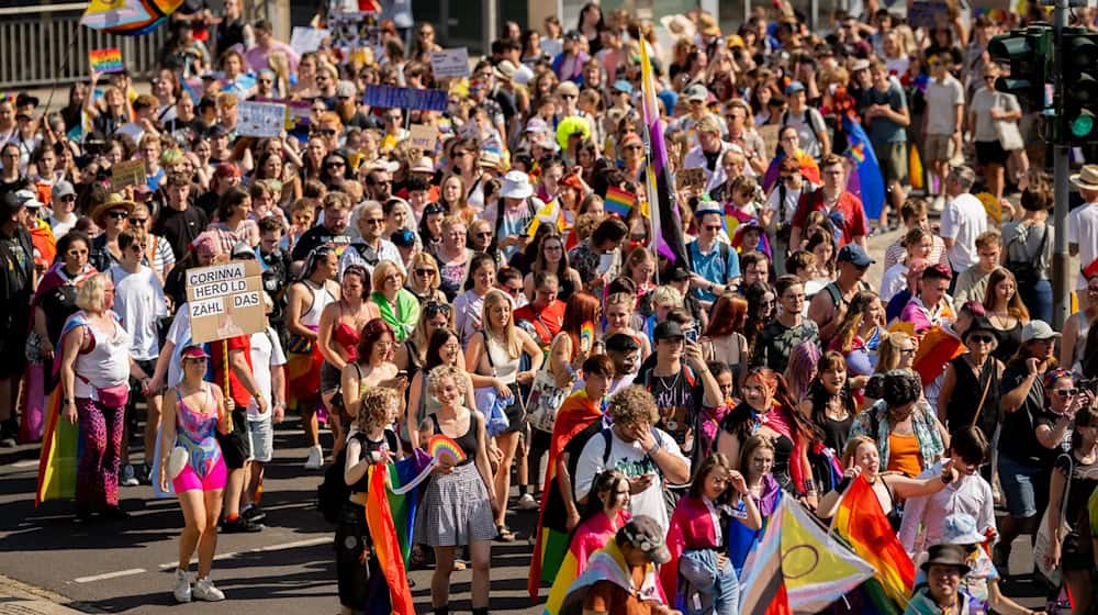 Bunt und friedlich - Christopher Street Day in Erfurt / Foto: Jacob Schröter/dpa