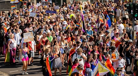 Bunt und friedlich - Christopher Street Day in Erfurt / Foto: Jacob Schröter/dpa