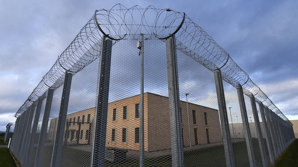 Aufgrund der geringen Auslastung des Jugendgefängnisses in Arnstadt werden dort auch künftig weiter junge Erwachsene einsitzen. / Foto: Martin Schutt/dpa-Zentralbild/dpa