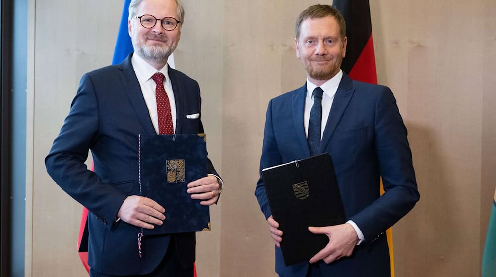 Der tschechische Regierungschef Fiala (l), hier mit Sachsens Ministerpräsident Kretschmer zu sehen (r), hat angesichts des Wahlausgangs im benachbarten Sachsen und in Thüringen Sorge geäußert. (Archivbild) / Foto: Sebastian Kahnert/dpa