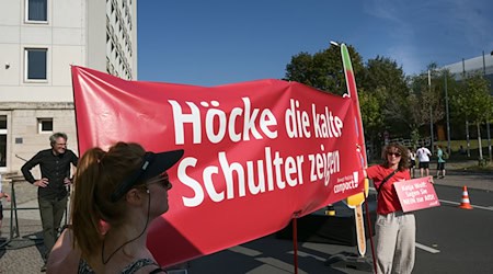 Proteste rund um den Landtag in Erfurt: Vor allem gegen die AfD sind Demonstranten unterwegs.  / Foto: Heiko Rebsch/dpa