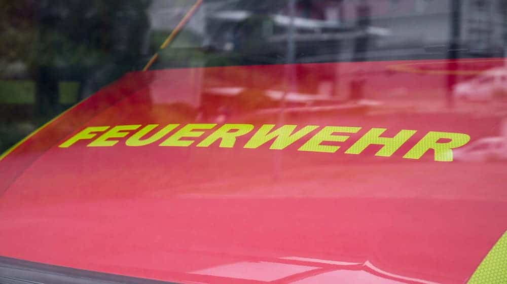 Die gestrandeten Fahrgäste werden von der Feuerwehr versorgt. (Symbolbild) / Foto: Daniel Vogl/dpa