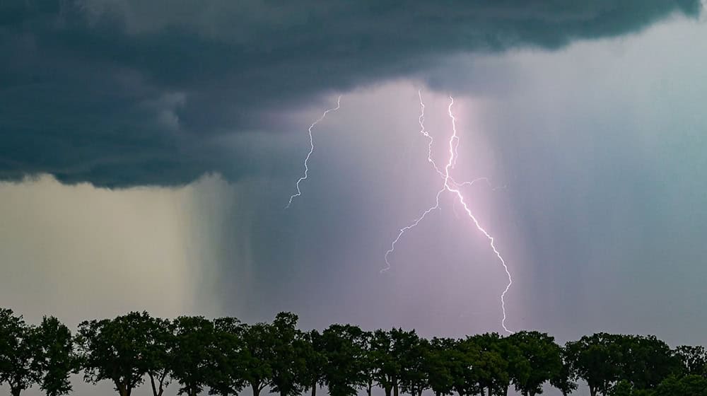 Thüringen drohen in der Nacht zu Montag Gewitter. / Foto: Patrick Pleul/dpa