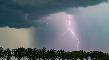 Thüringen drohen in der Nacht zu Montag Gewitter. / Foto: Patrick Pleul/dpa