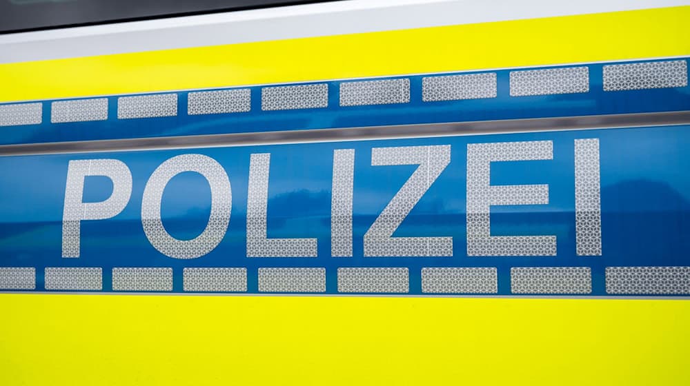 Eine 14-Jährige fährt mit einem Motorrad und wird bei einem Sturz schwer verletzt. Die Polizei ermittelt zum Unfall. (Symbolbild) / Foto: Daniel Vogl/dpa