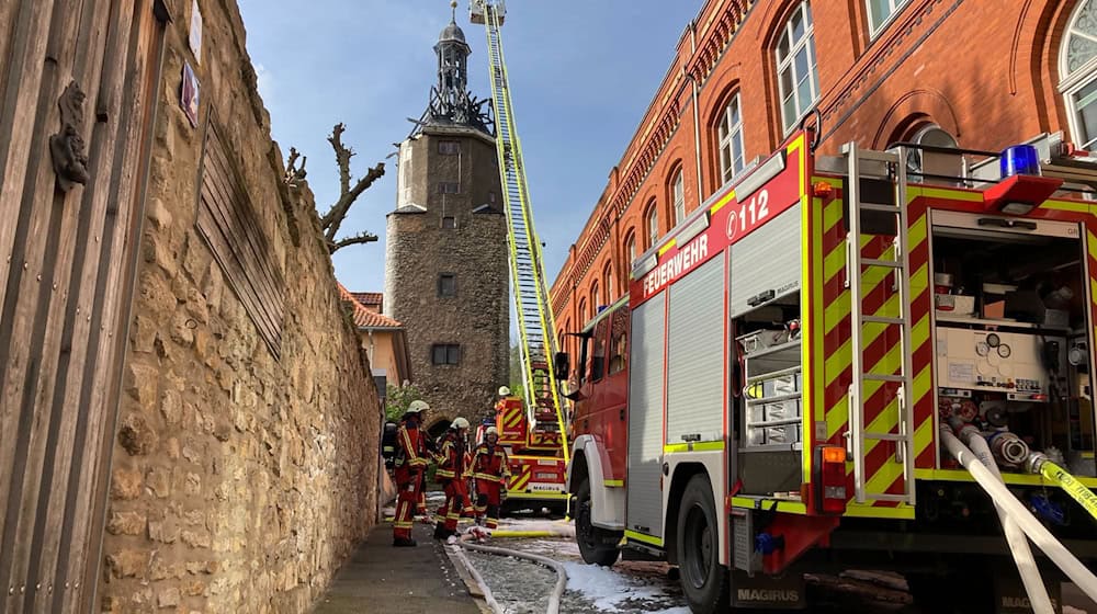 Im April brannte der historische Neutorturm in Arnstadt. Nun stehen in diesem Zusammenhang zwei Männer vor Gericht. / Foto: Christopher Kissmann/dpa