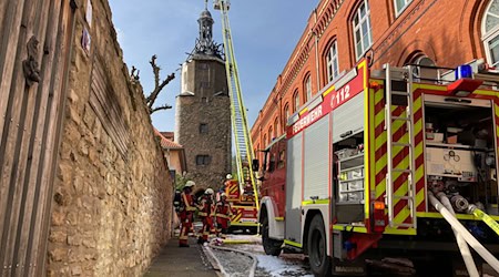 Im April brannte der historische Neutorturm in Arnstadt. Nun stehen in diesem Zusammenhang zwei Männer vor Gericht. / Foto: Christopher Kissmann/dpa