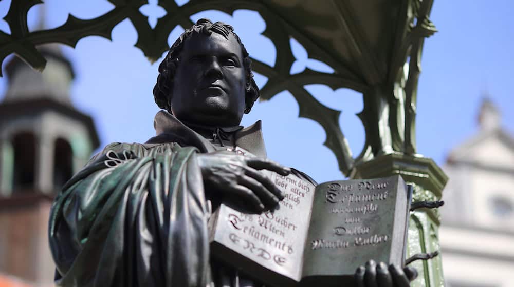 Wer im Urlaub auf den Spuren von Reformator Martin Luther wandeln möchte, kann sich dafür nun auf der neuen Website der kultur-touristische Initiative «Wege zu Luther» informieren.  / Foto: picture alliance / dpa