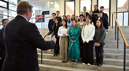 Die Auszubildenden aus der Mongolei, Kirgisistan und Kasachstan werden in Erfurt vom geschäftsführenden Ministerpräsidenten Bodo Ramelow (l) begrüßt. / Foto: Martin Schutt/dpa