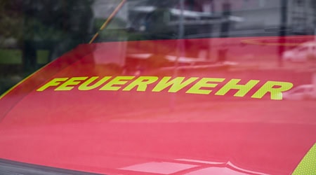 Der Fahrer konnte sich unverletzt aus dem brennenden Auto retten. (Symbolbild) / Foto: Daniel Vogl/dpa
