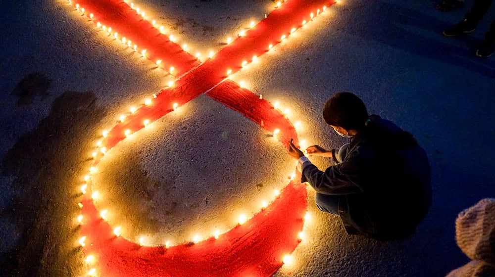 Die Schleife ist ein Symbol für die Solidarität mit HIV-Infizierten. In Thüringen haben im vergangenen Jahr 52 Menschen eine HIV-Neudiagnose erhalten. Das geht aus einem Bericht des Robert Koch-Instituts hervor. (Symbolbild) / Foto: Sunil Pradhan/Zuma Press/dpa