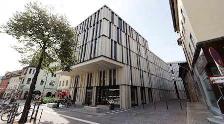 Die Ernst Abbe Bibliothek erhält den Hauptpreis des Thüringer Bibliothekspreises 2024. Neben der Preisverleihung beschäftigt sich der 29. Thüringer Bibliothekstag in Nordhausen auch mit dem Thema Demokratie (Archivbild) / Foto: Bodo Schackow/dpa