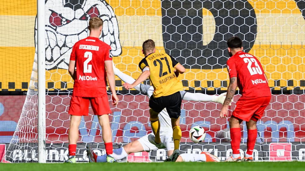 Niklas Hauptmann schießt das zwischenzeitliche 1:1. / Foto: Robert Michael/dpa