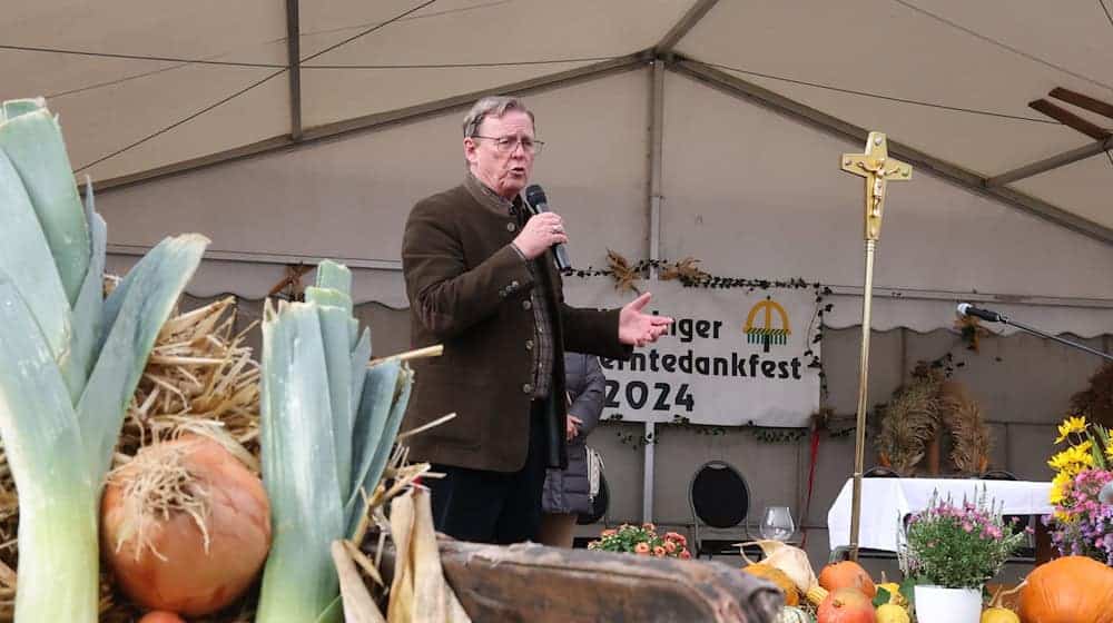 Thüringens geschäftsführender Ministerpräsident Bodo Ramelow (Linke) zeigte beim Landeserntedankfest Verständnis für den Frust der Bauern. / Foto: Bodo Schackow/dpa