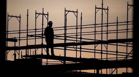 Die Zahl der Erwerbstätigen mit Arbeitsort in Thüringen war 2023 leicht rückläufig. Stärker betroffen war das Bauwesen. (Symbolfoto) / Foto: Julian Stratenschulte/dpa