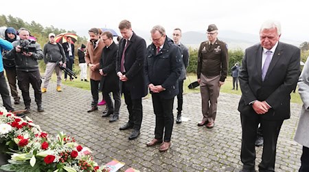 Ehemalige und aktuelle Ministerpräsidenten nahmen an der Gedenkfeier teil. / Foto: Bodo Schackow/dpa