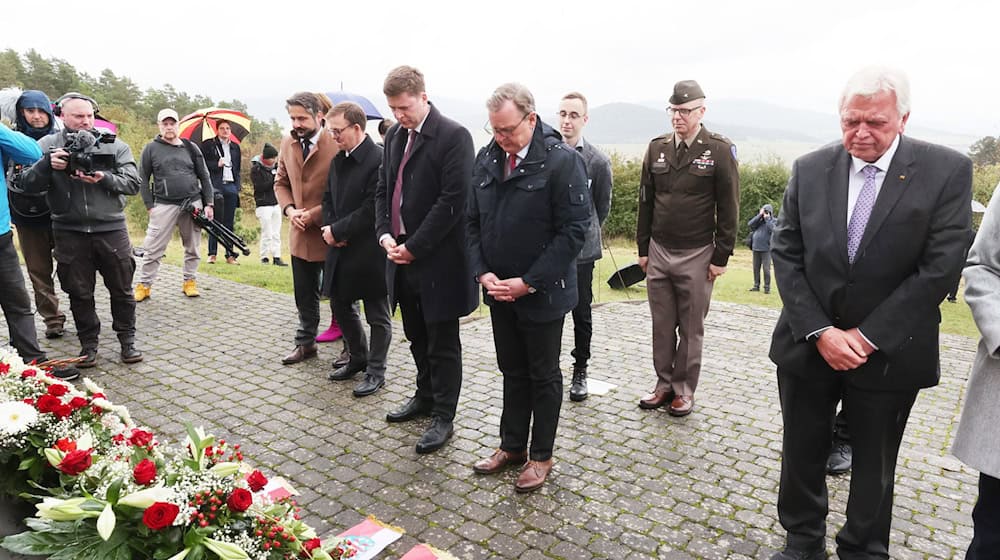 Ehemalige und aktuelle Ministerpräsidenten nahmen an der Gedenkfeier teil. / Foto: Bodo Schackow/dpa