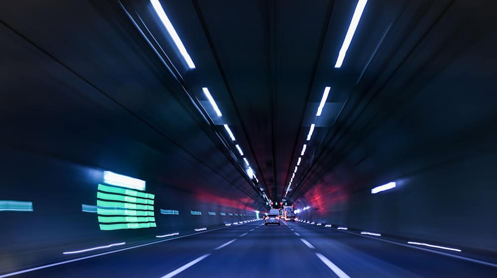 Der Jagdbergtunnel war in der Nacht zum Sonntag wegen einer Einsatzübung für den normalen Verkehr gesperrt. (Archivbild) / Foto: Jan Woitas/dpa