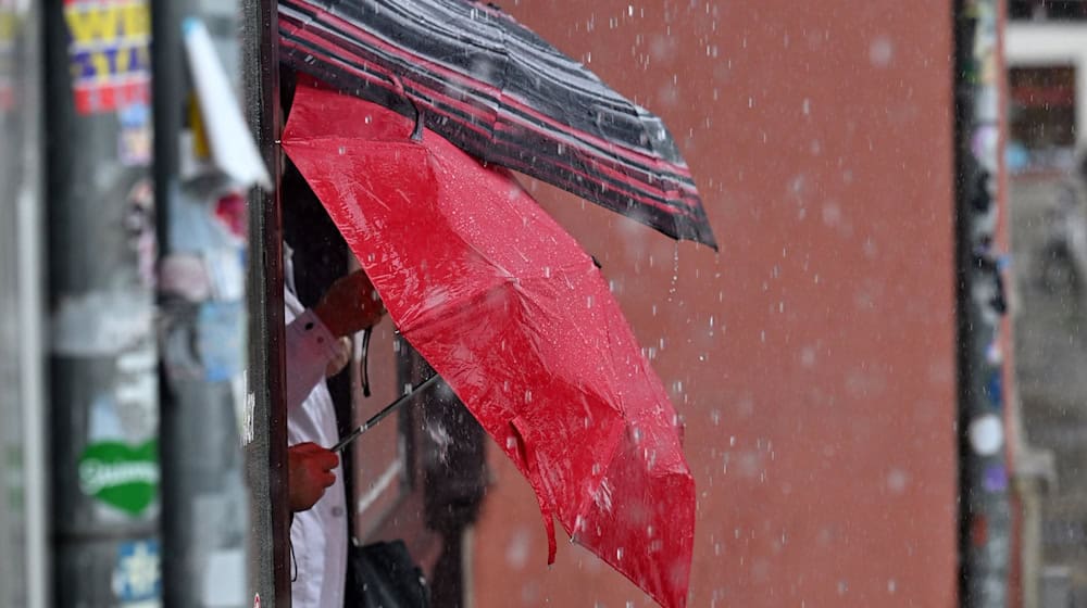 Wechselhaftes und nasses Wetter erwartet die Menschen in der ersten Oktoberwoche. (Symbolbild) / Foto: Martin Schutt/dpa