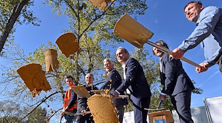 Georg Maier (3.v.r., SPD), geschäftsführender Innenminister von Thüringen, und weitere Projektbeteiligte beim Spatenstich für einen Übungsdeich zum Hochwasserschutz. / Foto: Martin Schutt/dpa