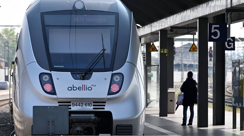 Abellio ist jetzt eines von sieben regionalen Bahnunternehmen, die dem Hamburger Unternehmen Benex gehören. (Archivbild) / Foto: Martin Schutt/dpa