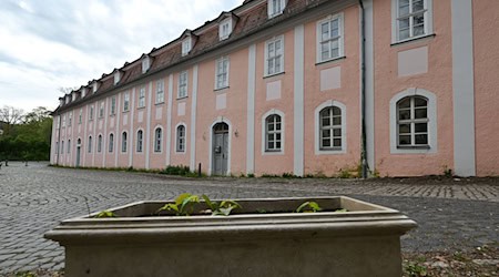 Seit Jahren streitet sich die Stadt Weimar mit einem spanischen Investor um das Haus der Frau von Stein in der Weimarer Innenstadt. Nun zeichnet sich ein Ende ab. In dem Barockgebäude wohnte einst die Freundin von Dichterfürst Goethe, Charlotte von Stein (1742-1827).  / Foto: Martin Schutt/dpa