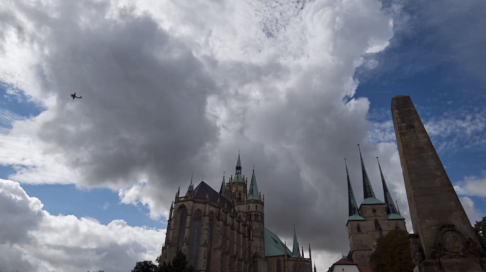 Ein Mix von Sonne und Wolken bestimmt das Herbstwochenende in Thüringen. Gelegentlich regnet es und in der Nacht gibt es leichten Frost. (Symbolbild) / Foto: Martin Schutt/dpa