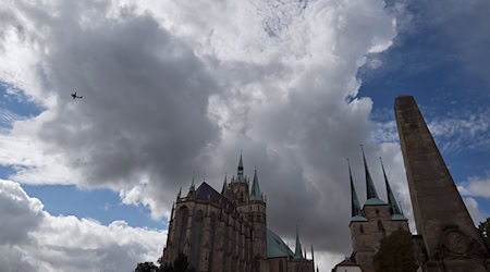 Ein Mix von Sonne und Wolken bestimmt das Herbstwochenende in Thüringen. Gelegentlich regnet es und in der Nacht gibt es leichten Frost. (Symbolbild) / Foto: Martin Schutt/dpa