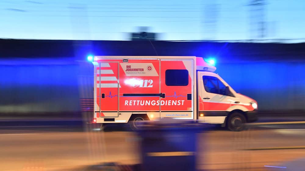 In der Nähe von Altenburg wurde ein Fußgänger auf der Bundesstraße 7 angefahren und dabei tödlich verletzt. / Foto: Boris Roessler/dpa