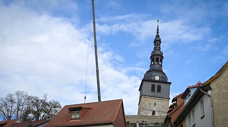 Der Turm in der Kleinstadt am Fuß des Kyffhäusers hat eine Neigung von inzwischen 4,83 Metern.  / Foto: Heiko Rebsch/dpa