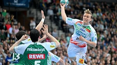 Auf Magdeburgs Gisli Kristjánsson (r) kam es auch im erneuten Ost-Derby gegen Leipzig drauf an. / Foto: Hendrik Schmidt/dpa