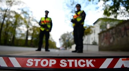 Obwohl ein mit Spitzen versehener Stop Stick der Polizei ihm die Luft aus den Reifen ließ, fuhr ein 23-Jähriger auf der Flucht vor den Beamten in Südthüringen weiter. (Archivbild) / Foto: Sebastian Gollnow/dpa