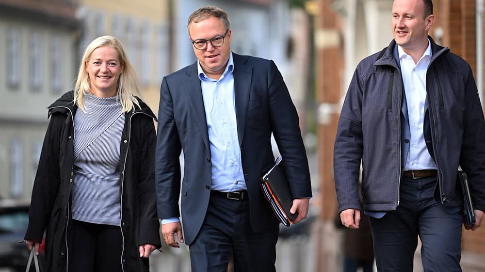 CDU-Chef Mario Voigt will in Thüringen Ministerpräsident werden. Zusammen mit seinen Parteikollegen Beate Meißner und Christian Herrgott nimmt er an Sondierungsgesprächen teil.  / Foto: Martin Schutt/dpa