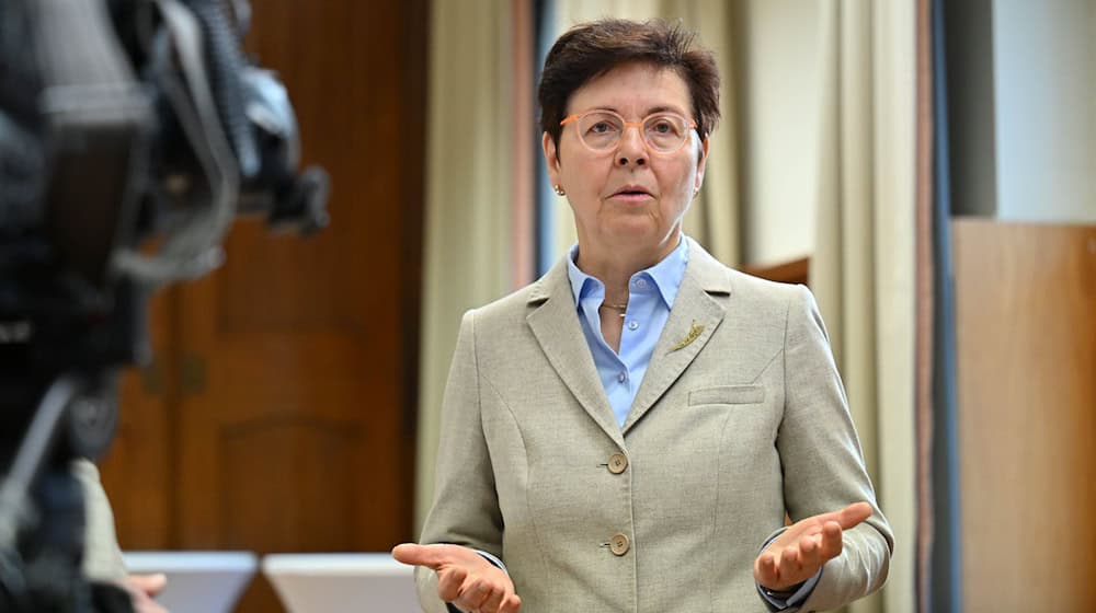 Finanzministerin Heike Taubert (SPD) muss mit weniger Geld auskommen als gedacht. (Archivbild) / Foto: Martin Schutt/dpa