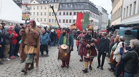  In Gera haben Tausende das diesjährige Höhlerfest gefeiert. Der traditionelle Umzug startete am Samstag am Kornmarkt und führte durch die Innenstadt zum Museumsplatz.  / Foto: Bodo Schackow/dpa