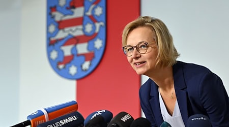 Thüringens BSW-Chefin Katja Wolf lobt die Initiativen der beiden Ministerpräsidenten Dietmar Woidke (SPD), Michael Kretschmer (CDU) und des Thüringer CDU-Chefs Mario Voigt für mehr Diplomatie. (Archivbild) / Foto: Martin Schutt/dpa