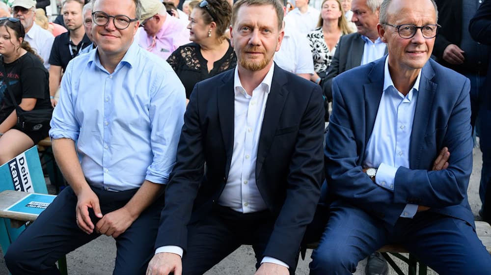 Die CDU-Landesspitzen Mario Voigt (links) und Michael Kretschmer (Mitte) stehen in der Verantwortung, in Sachsen und Thüringen eine Regierung mit der SPD und dem BSW zu bilden. (Archivbild) / Foto: Bernd von Jutrczenka/dpa