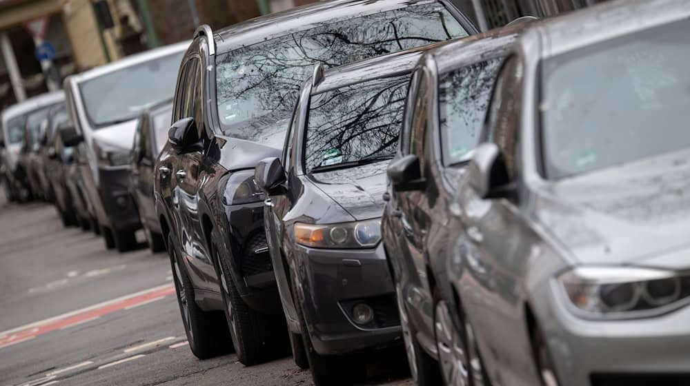 Es gibt Autos, die sind deutlich größer und schwerer als andere und brauchen daher mehr Platz. Teurer soll das Parken für solche Modelle in Thüringens größeren Städten bislang deshalb aber nicht werden. (Symbolbild) / Foto: Sebastian Gollnow/dpa