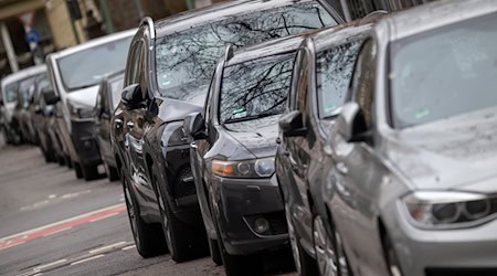 Es gibt Autos, die sind deutlich größer und schwerer als andere und brauchen daher mehr Platz. Teurer soll das Parken für solche Modelle in Thüringens größeren Städten bislang deshalb aber nicht werden. (Symbolbild) / Foto: Sebastian Gollnow/dpa