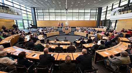 Landtagspräsident Thadäus König warnt beim Verfassungsjubiläum vor Gewalt.  / Foto: Martin Schutt/dpa